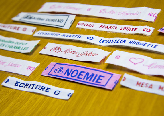 étiquettes tissées thermocollantes