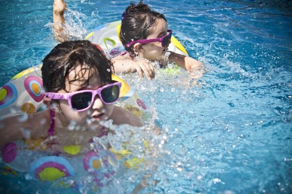 enfants piscine