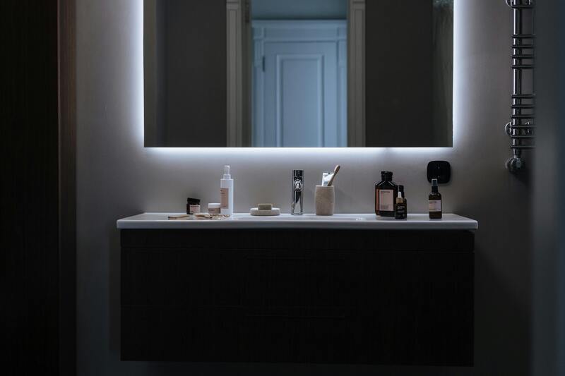 lampe led dans une salle de bains