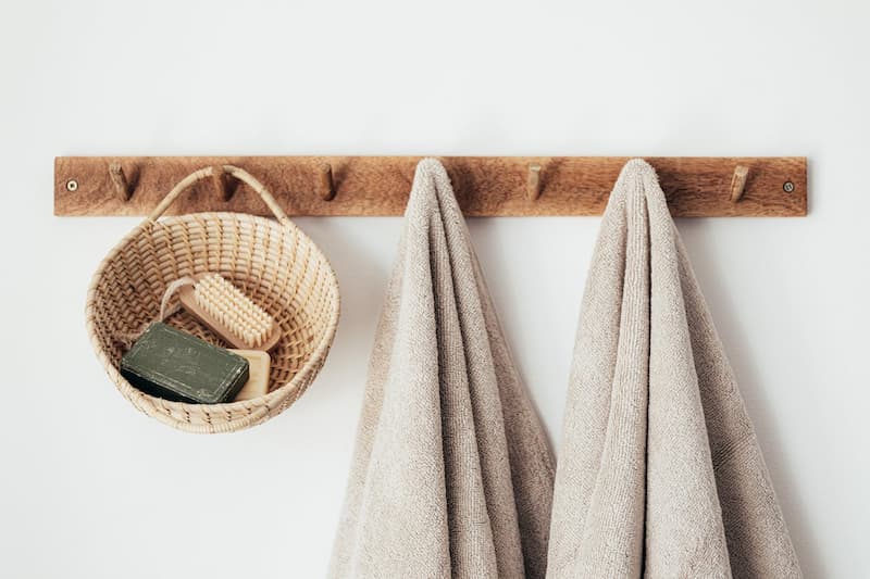 Une étagère murale en bois